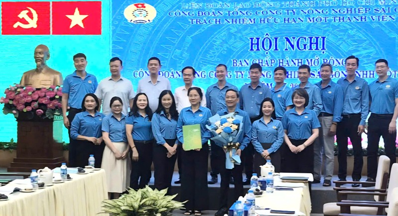 El Comite Ejecutivo del Sindicato de Sagri para el mandato 2025-2030 se presenta a la conferencia. Foto: Duc Long