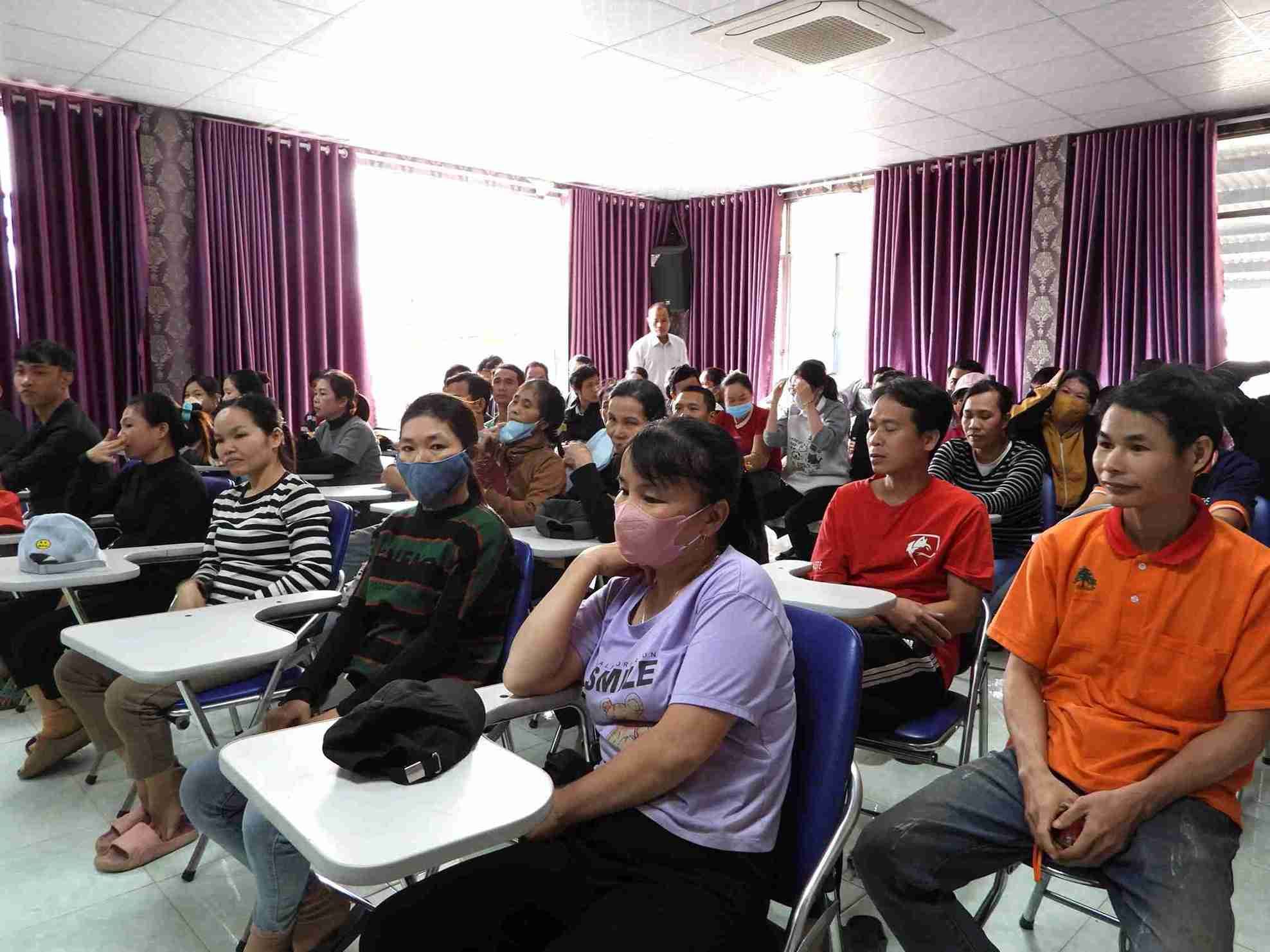 Sau mua lu, nhieu cong nhan lao dong roi vao hoan canh het suc kho khan, mat mat tai san. Anh: Bao Trung