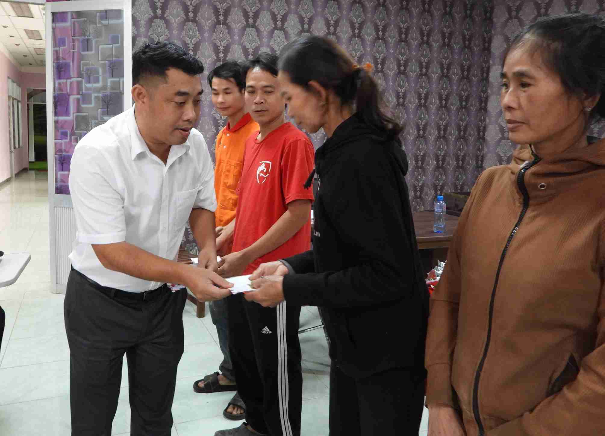 Tam long Vang社会福祉基金の代表者が、豪雨と洪水の影響を受けた労働者に贈り物を贈呈しています。写真:バオ・チュン