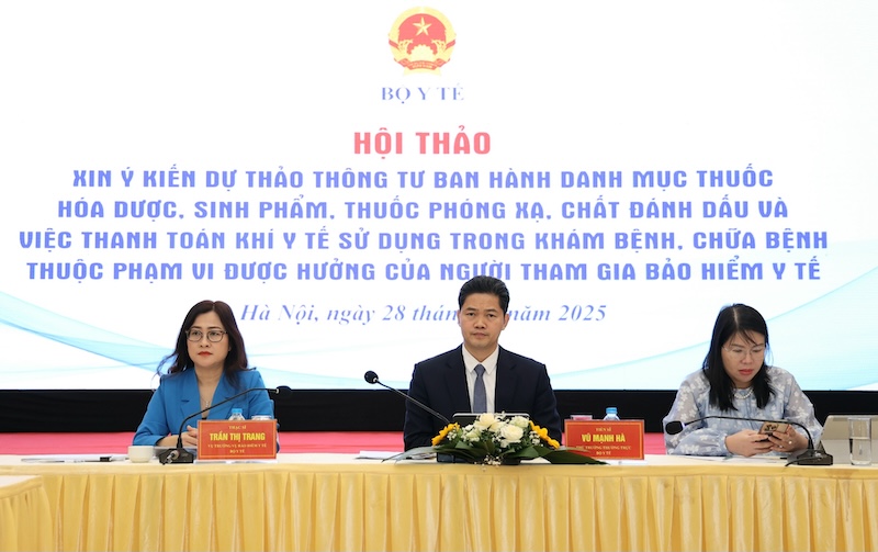 The leaders of the Ministry of Health chaired a workshop to collect opinions on the circular promulgating the List of health insurance drugs. Photo: Tran Minh/Ministry of Health