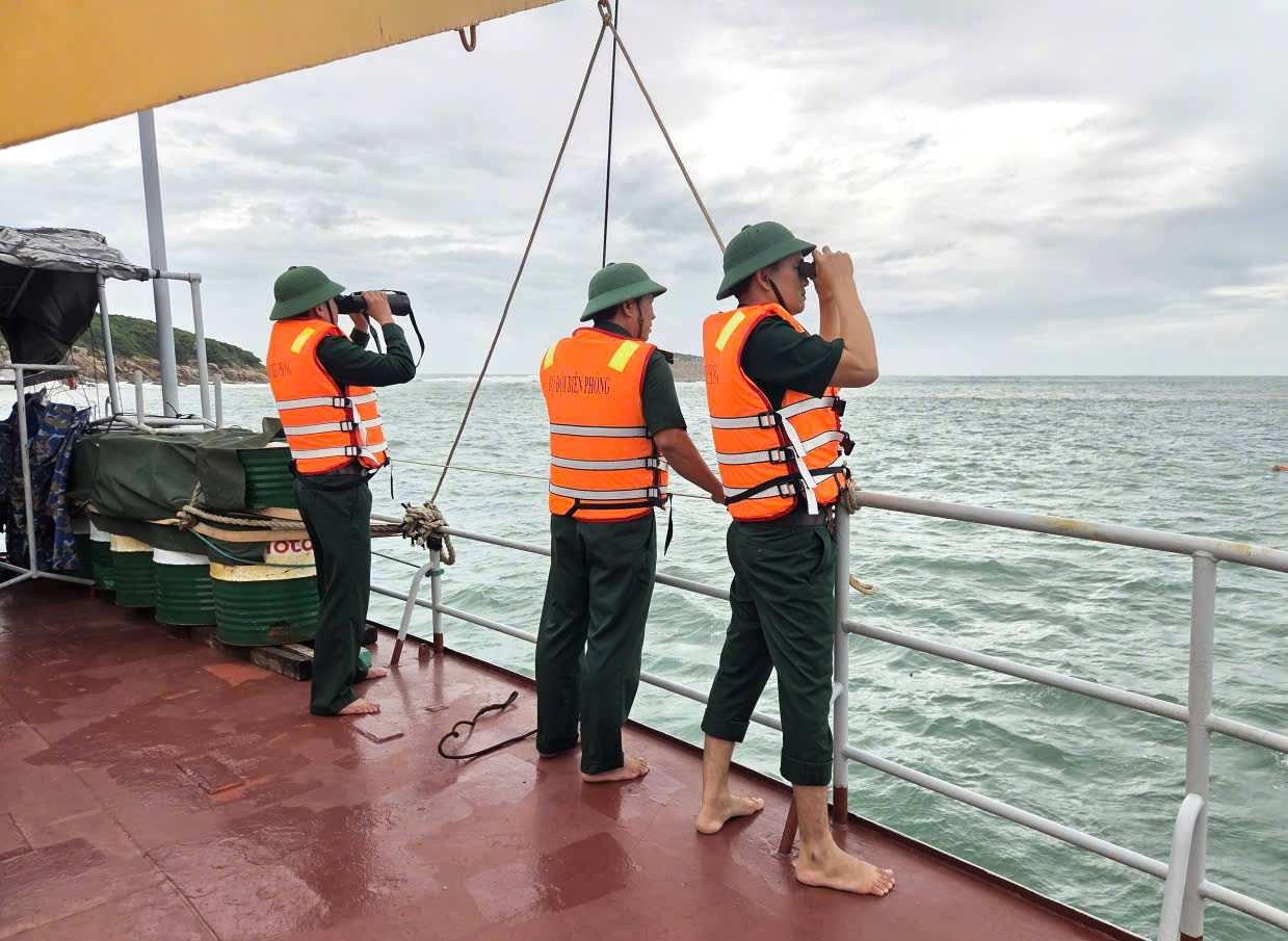 カインホアの国境警備隊は、海上での漁船沈没事故の現場に接近するための手段を展開しました。写真:カインホア国境警備隊