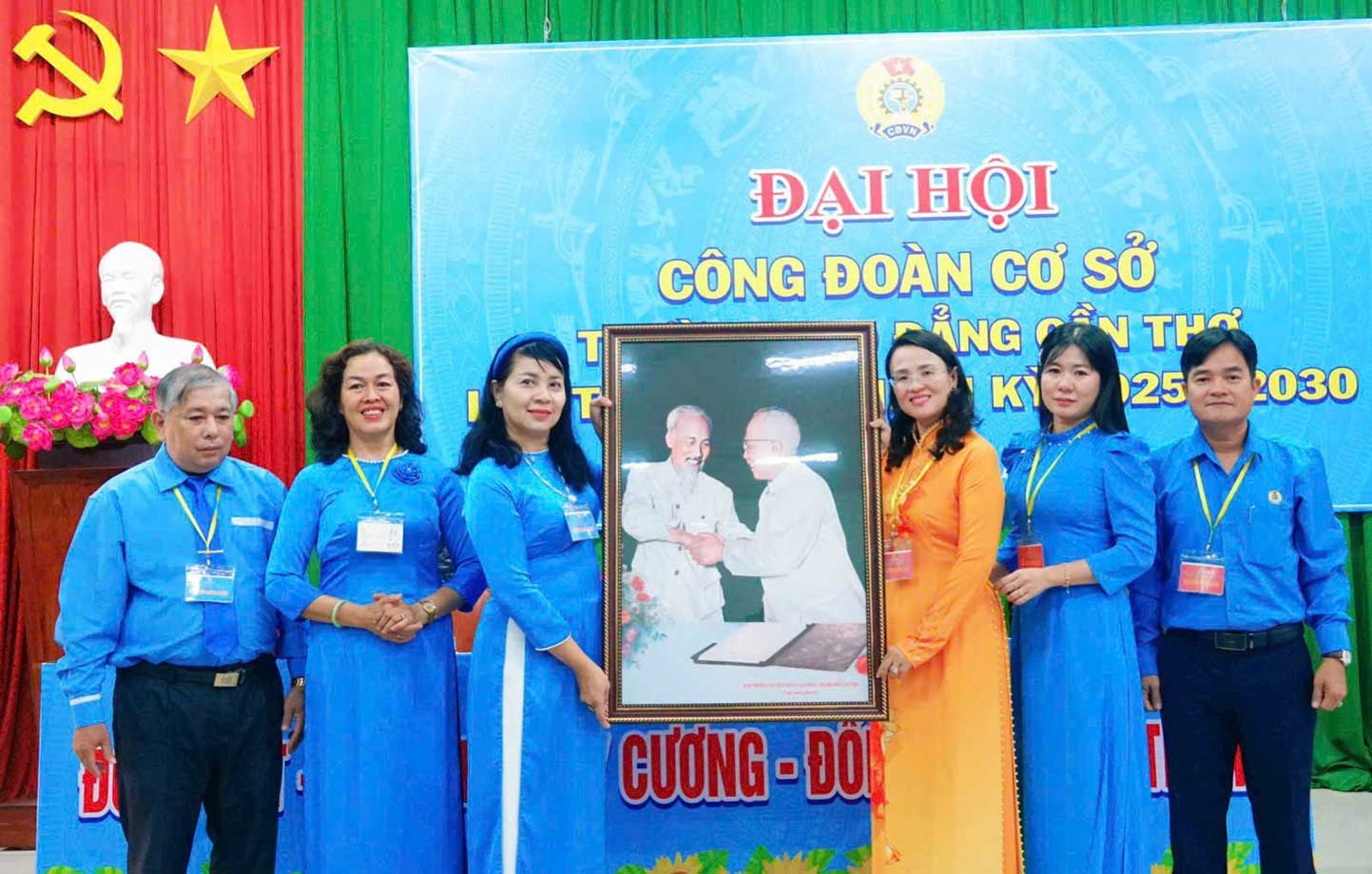 LDLD TP Can Tho tang tranh chuc mung Dai hoi. Anh: LDLD TP Can Tho