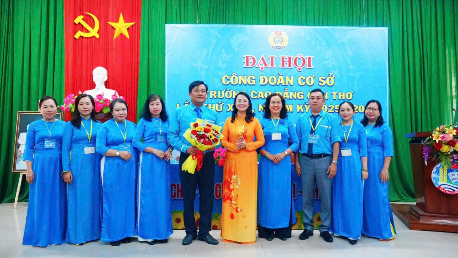 LDLD TP Can Tho tang hoa chuc mung Ban Chap hanh Cong doan Truong Cao dang Can Tho khoa moi. Anh: LDLD TP Can Tho