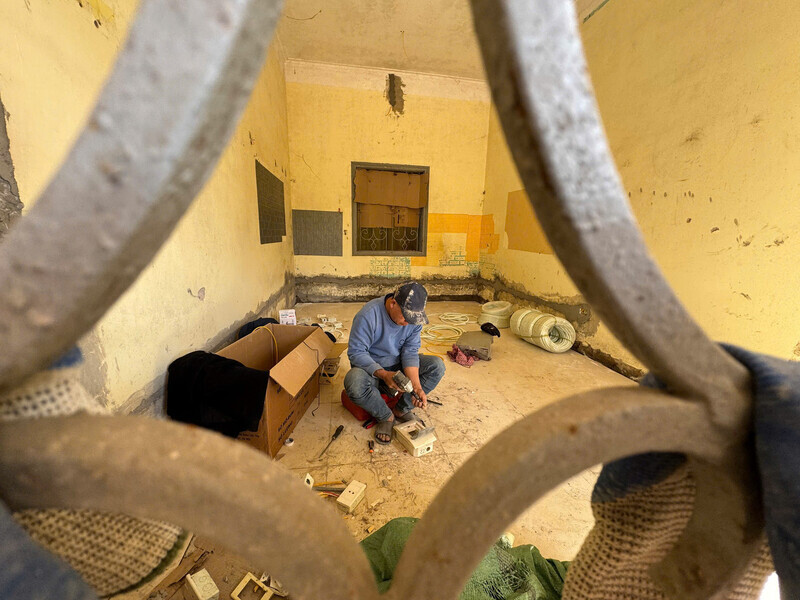 Cong nhan tai khu vuc lan can duoc huy dong. Anh: Khanh Linh