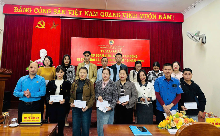 Cong doan phuong Yen Bai trao ho tro cho doan vien, nguoi lao dong bi anh huong bao so 10. Anh: Thanh Hoa