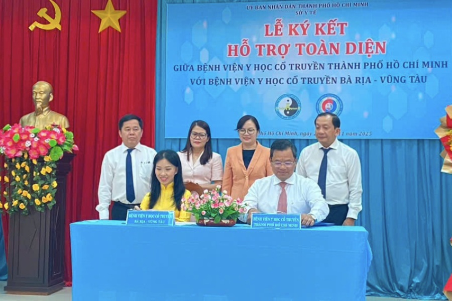 Signing ceremony of comprehensive cooperation and support between Ho Chi Minh City Traditional Medicine Hospital and Ba Ria - Vung Tau Traditional Medicine Hospital. Photo: SYT