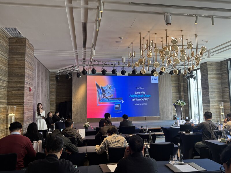 Intel held a workshop on "Increasing Productivity with AI PC" in Hanoi on November 28. Photo: Anh Vu