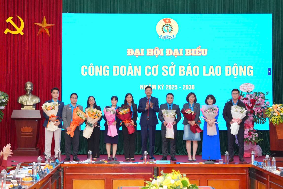 ベトナム労働総同盟常任委員会委員、ベトナム労働総同盟幹部会委員、党委員会書記、労働新聞編集長のグエン・ゴック・ヒエン氏は、2025年から2030年までの労働新聞草の根労働組合執行委員会に祝意を表した。写真: ヴー・リン