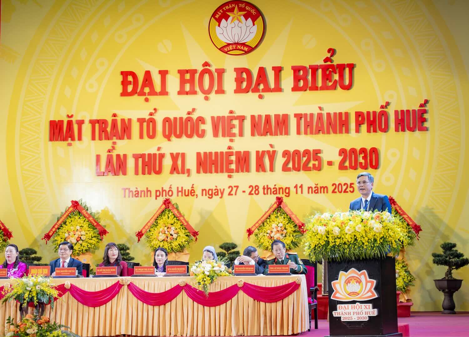 祖国戦線党委員会副書記のトラン・タン氏と中央組織が大会で講演した。写真：クアンアン.