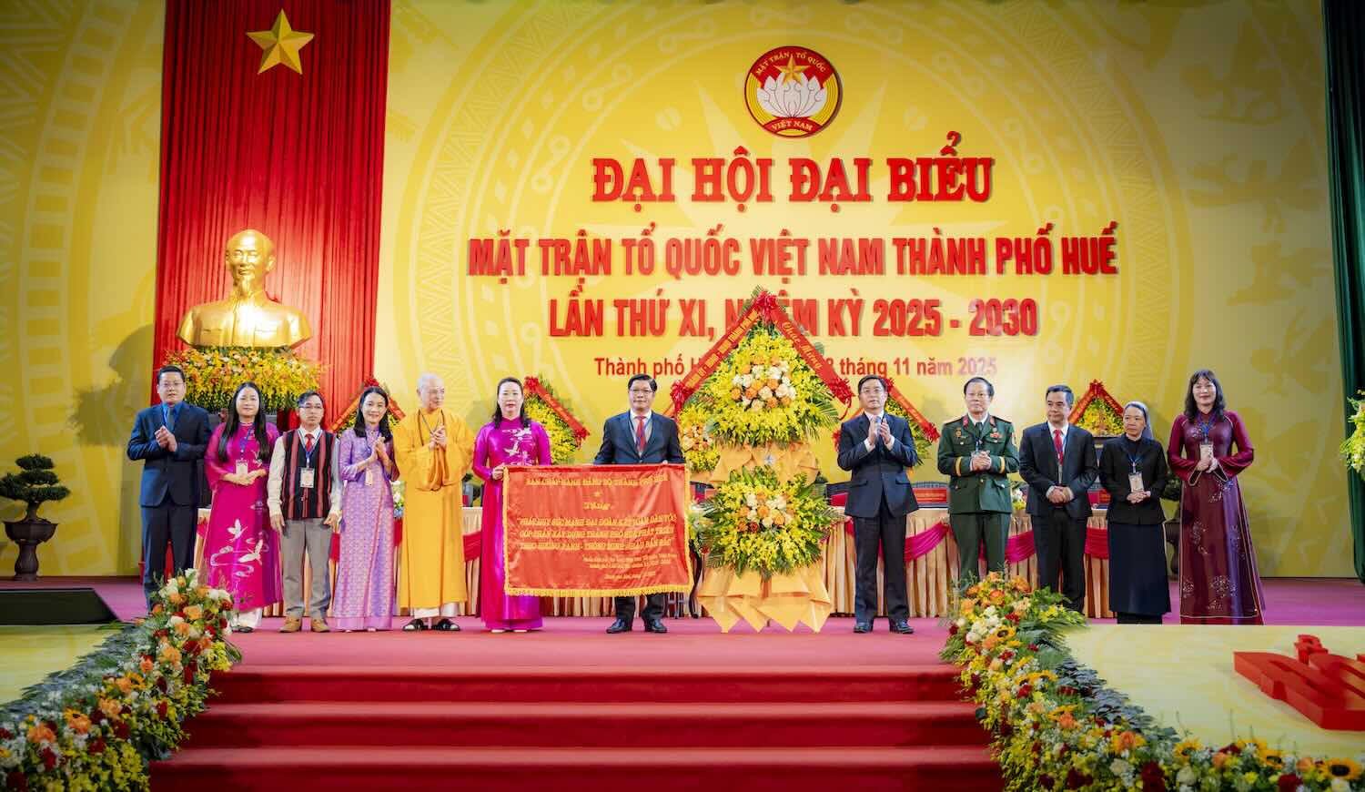 Bi thu thanh uy Hue Nguyen Dinh Trung (thu 5, trai sang) tang hoa chuc mung dai hoi. Anh: Quang An.