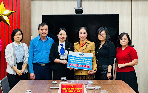 Representatives of cadres, union members and workers of the Vietnam Institute of Water Resources Research presented support funds to people in flood-affected areas. Photo: CDN