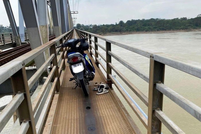 Nguoi cha om 2 con nhay cau tu tu duoc nguoi dan ung cuu, tiec rang chau be 2 tuoi khong qua khoi. Anh: N/X