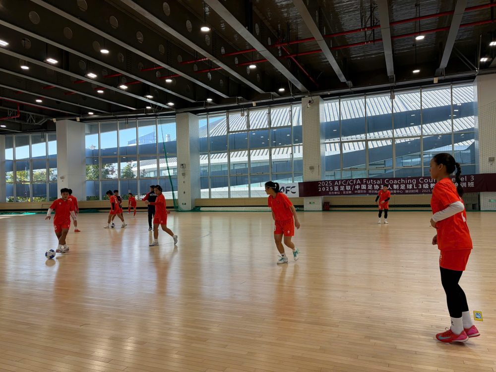 Tuyen futsal nu Viet Nam ra san tap trong chieu 28.11. Anh: VFF