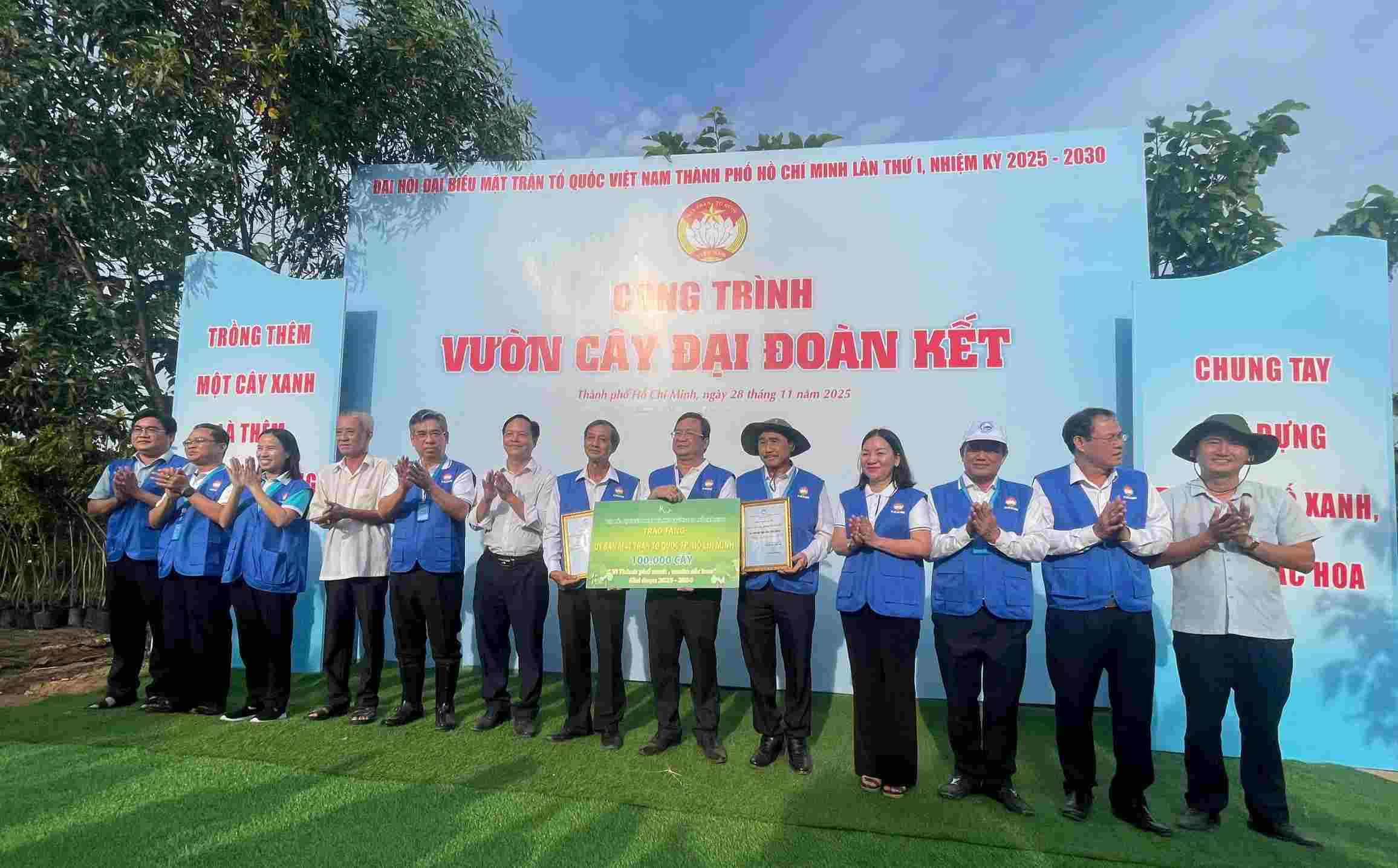 Uy ban MTTQ Viet Nam TPHCM tri an cac ca nhan, to chuc, don vi dong hanh cung chuong trinh. Anh: Dinh Trong