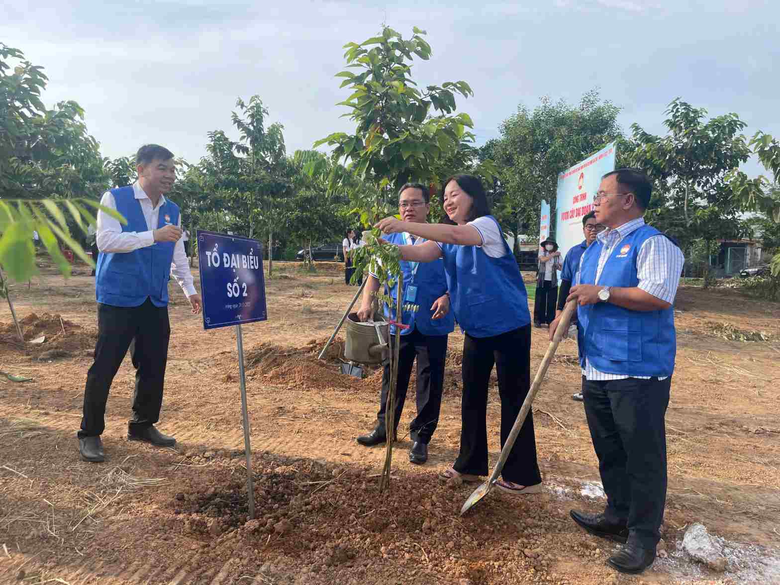 El Comite del Frente de la Patria de la ciudad de Ho Chi Minh organiza la plantacion del 'Parque de Arboles de la Gran Unidad' en el barrio de Chanh Hiep ciudad de Ho Chi Minh. Foto: Dinh Trong