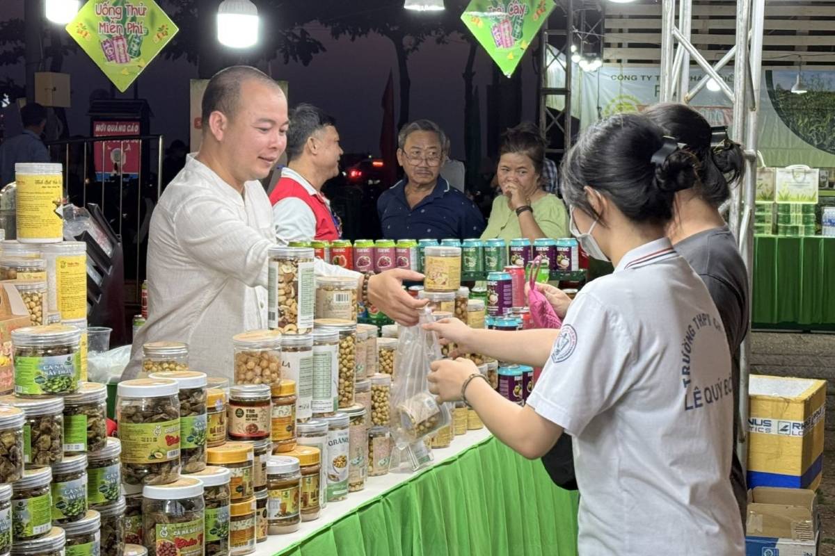 Customers shop at a booth at an event connecting and trading OCOP products in Ho Chi Minh City in 2025. Photo: Thanh An