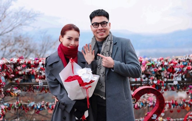 Tien ve Duc Huy va MC Mu Tat cong khai viec cau hon nhan chuyen du lich o Han Quoc. Anh cat tu video