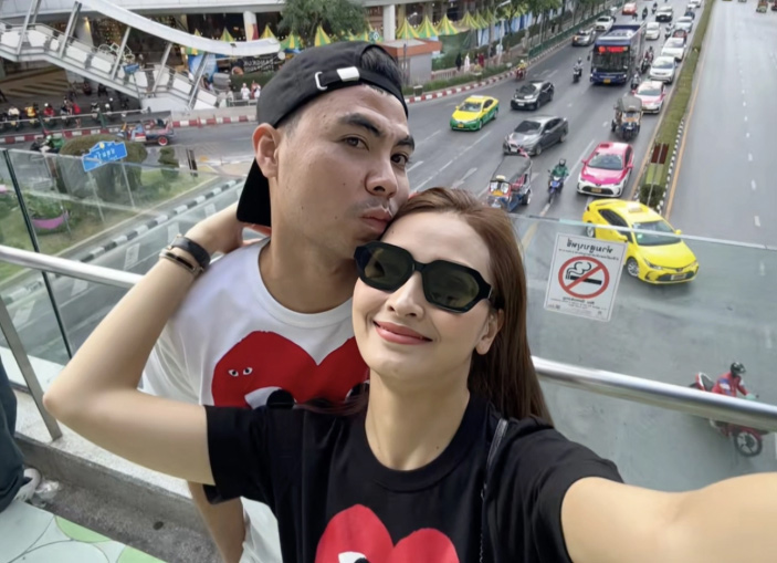 Cap doi cung di Thai Lan vao ngay 19.3. Anh cat tu video