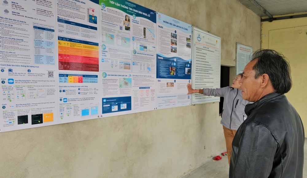 People in flood-prone areas proactively grasp warning information to respond to natural disasters. Photo: Nguyen Luan