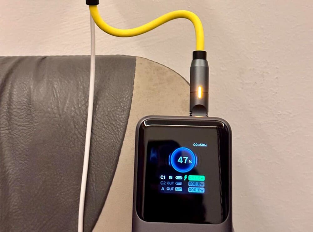 Using a backup charger properly both ensures safety and prolongs the product's life. Photo: Son Hai