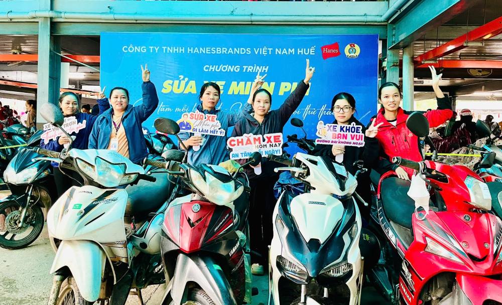 Los miembros del sindicato y los trabajadores pueden reparar sus vehiculos de forma gratuita. Foto: Sindicato HBI Hue