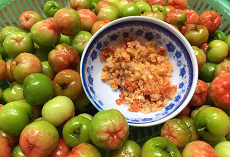 Eating cherry fruit helps boost immunity. Photo: Quang Minh