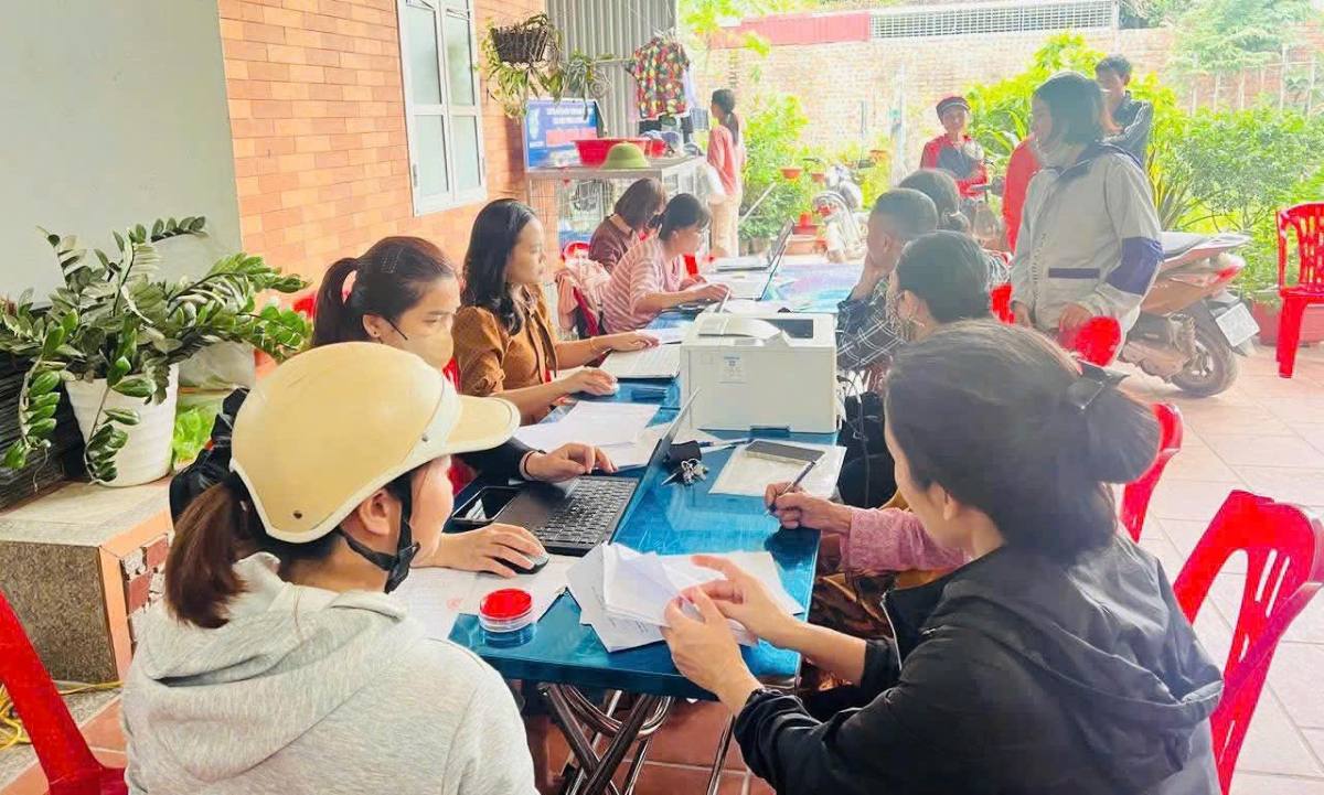 El Comite Popular de la comuna de An Khanh apoya a los hogares con tierras agricolas recuperadas para servir al Proyecto de inversion en la construccion de un area de reasentamiento para implementar la linea ferroviaria Lao Cai - Ha Noi - Hai Phong que atraviesa la comuna. Foto: Oficina de Informacion y Comunicaciones de la comuna de An Khanh