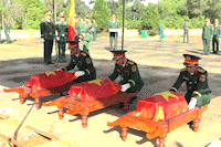 Mobilizing the memorial service and burying the remains of 3 martyrs who have just been gathered in Quang Tri. Photo: Xuan Dien