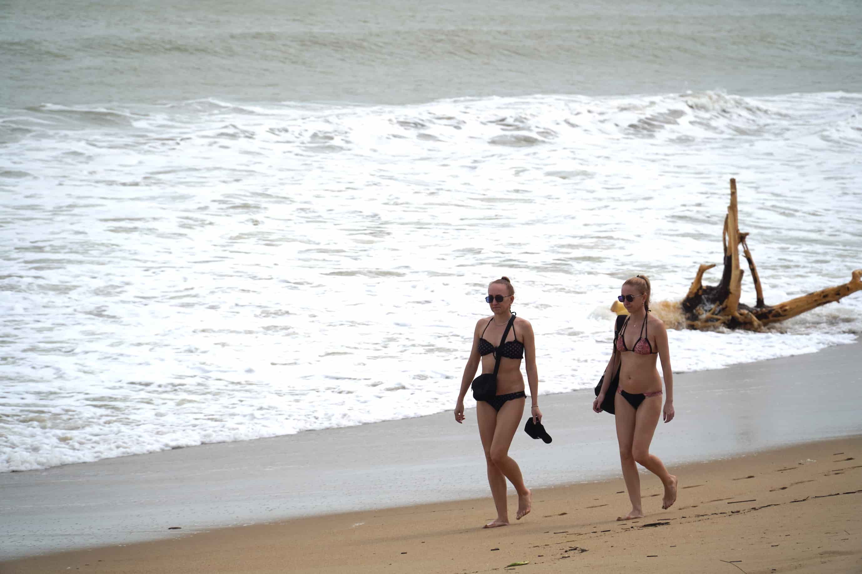 Bãi biển Nha Trang được dọn sạch rác sau trận lũ lịch sử. Ảnh: Hữu Long