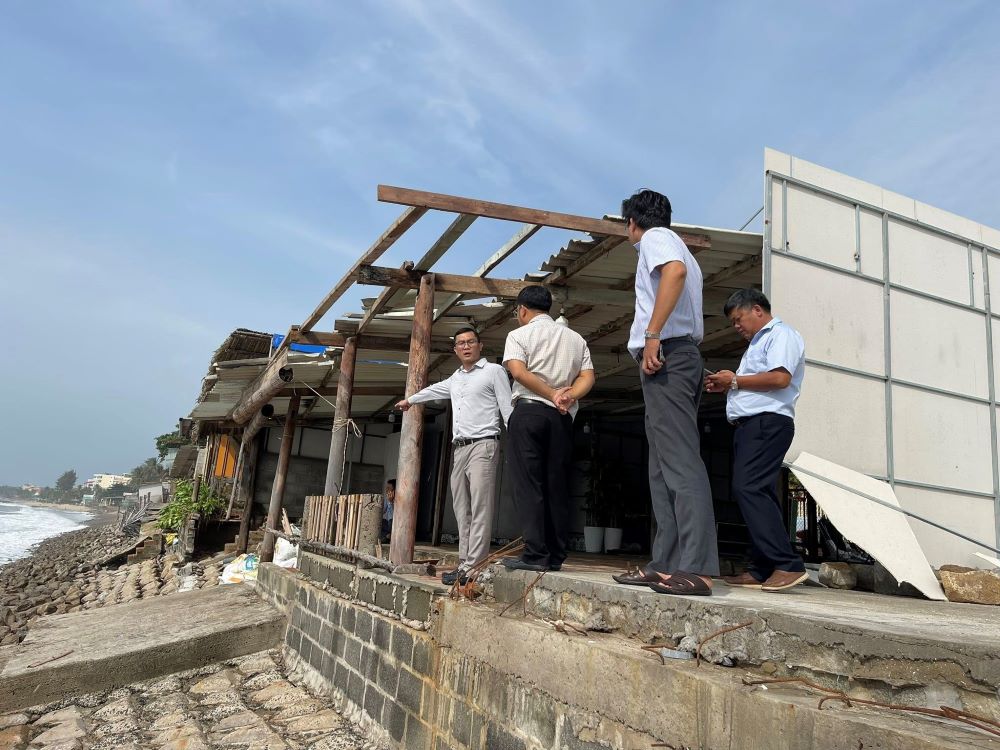 Lanh dao UBND phuong Mui Ne den kiem tra hien truong ke bien. Anh: Duy Tuan