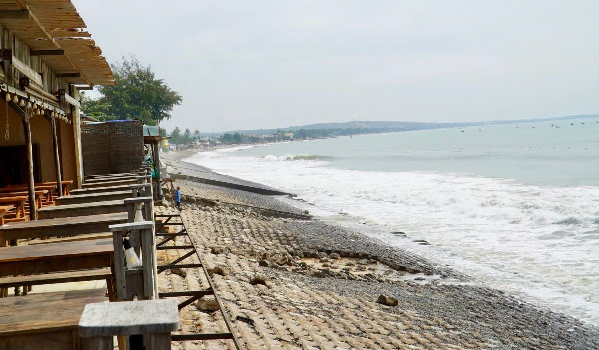 Ke bien tai khu vuc khu pho Ham Tien 1 bi sat lo, hu hong. Anh: Duy Tuan