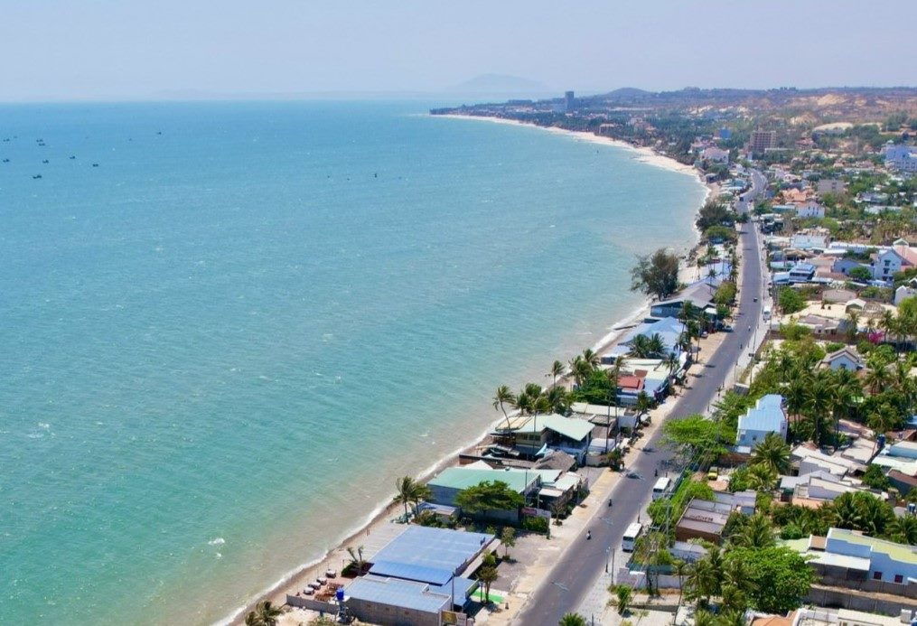 Cac quan hai san doc ke bien khu pho Ham Tien 1, phuong Mui Ne. Anh: Duy Tuan