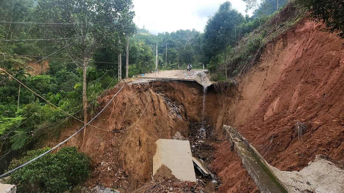 Tuyen duong DH83, xa Son Tay Ha bi dut gay hoan toan gay chia cat hang nghin ho dan, chua the khac phuc. Anh: Vien Nguyen