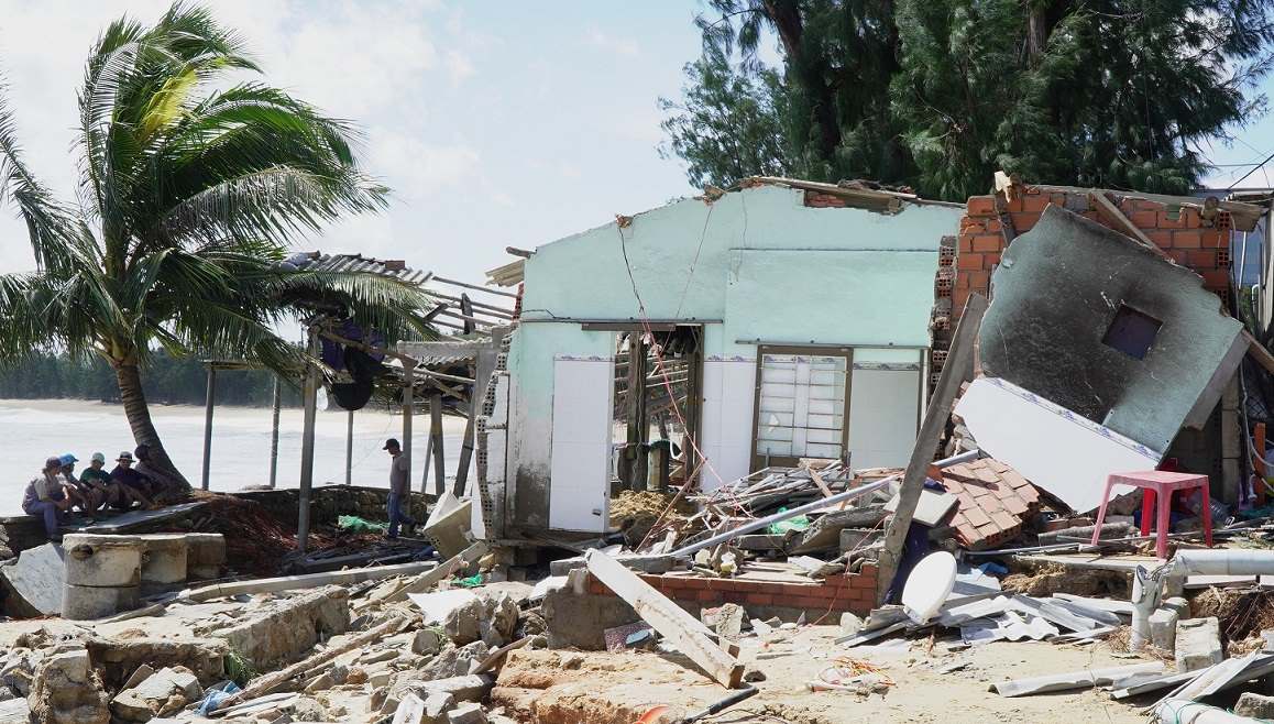 2025년 10월 말부터 현재까지 꽝응아이에서 발생한 자연 재해로 인해 7명이 사망하고 24명이 부상당했으며 주택 85채가 붕괴되었습니다. 사진: 비엔 응우옌