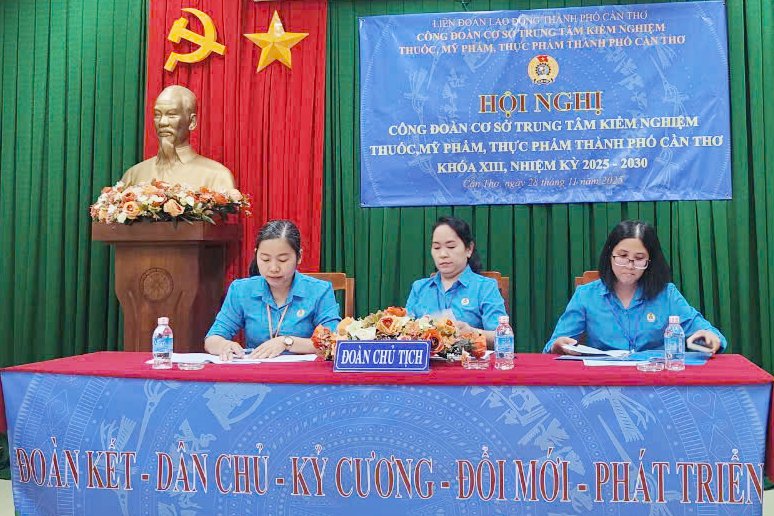 Hoi nghi Cong doan co so (CDCS) Trung tam Kiem nghiem Thuoc, My pham, Thuc pham TP Can Tho khoa XIII. Anh: Ta Quang