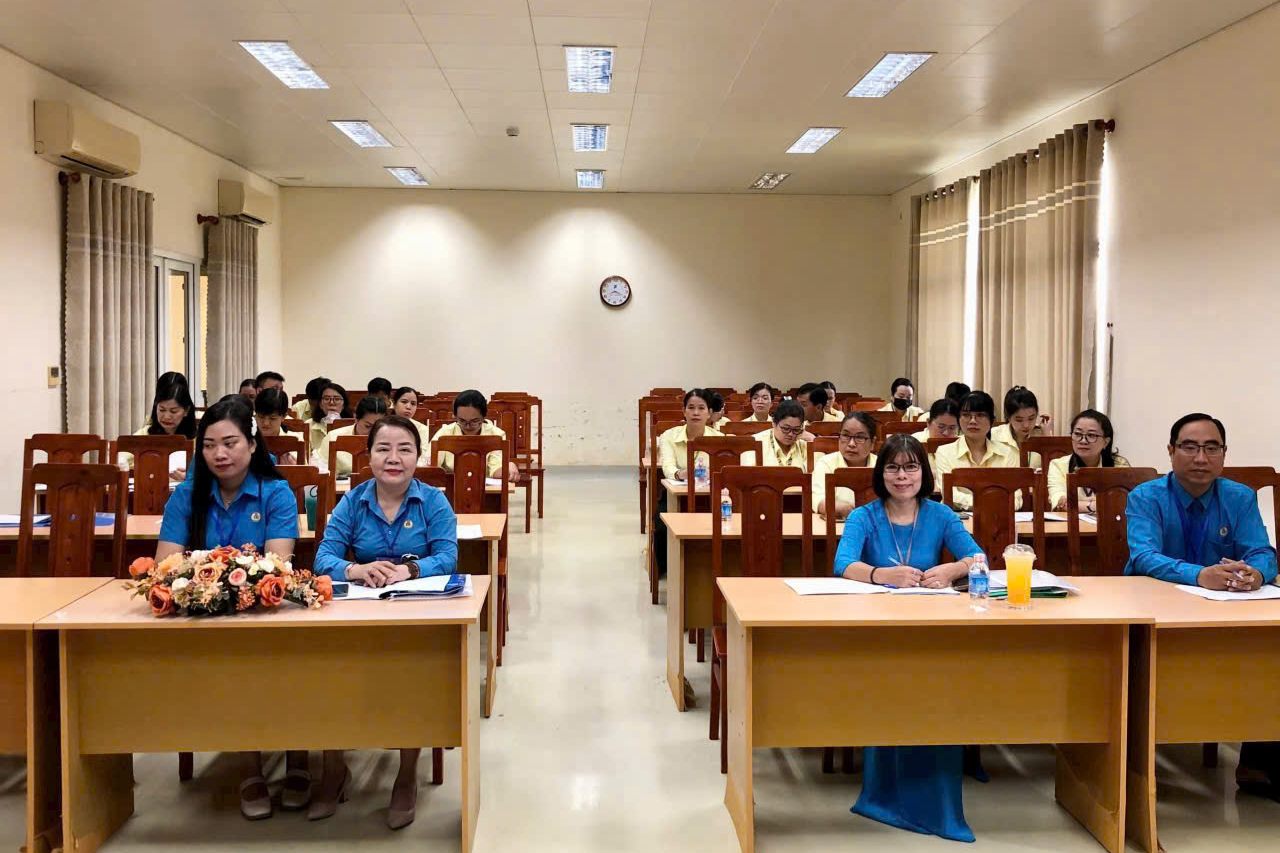 Dai bieu tham du hoi nghi. Anh: Ta Quang