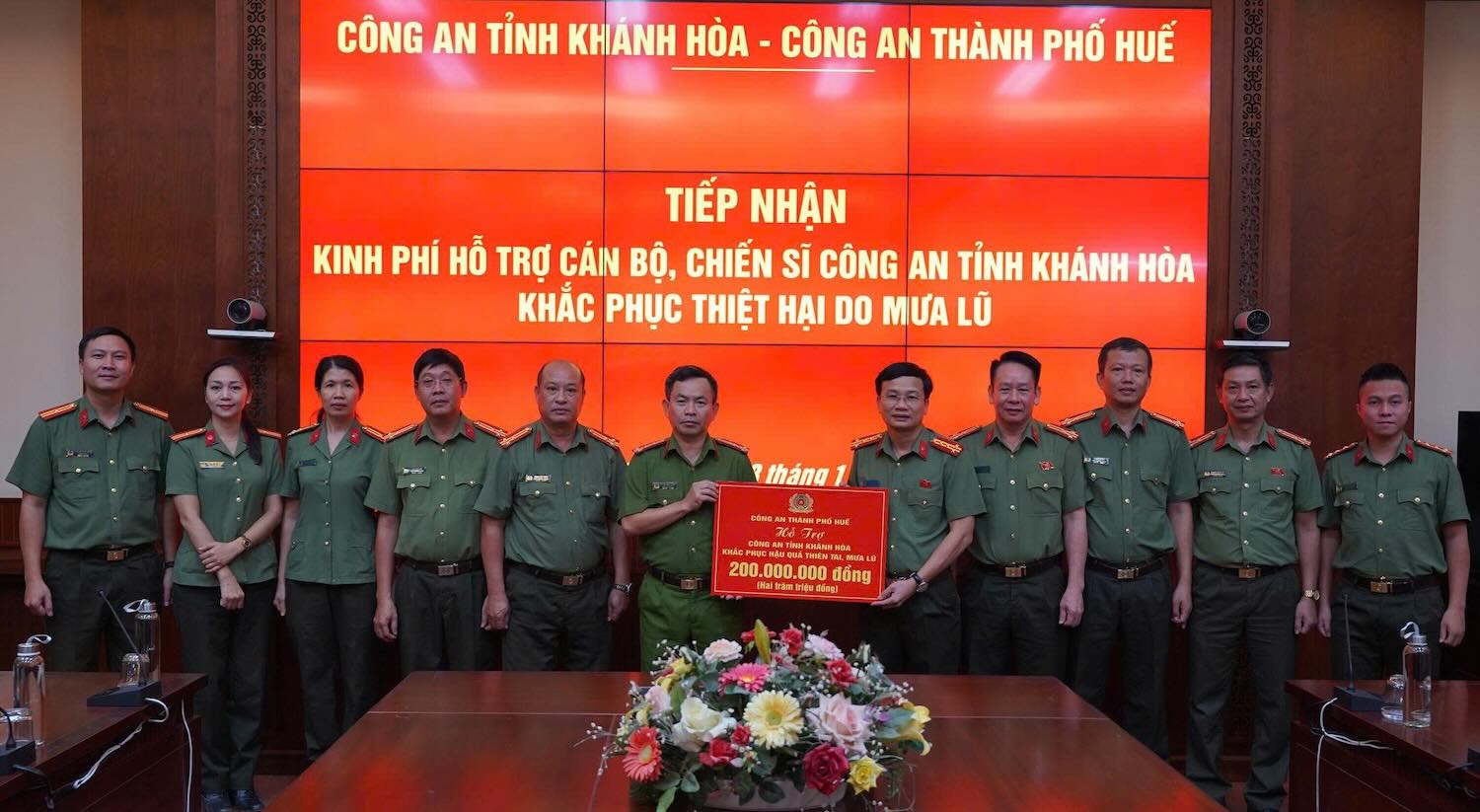 Hue City Police presented gifts to support officers and soldiers of Khanh Hoa Provincial Police in overcoming the consequences of natural disasters. Photo: Tran Hong.