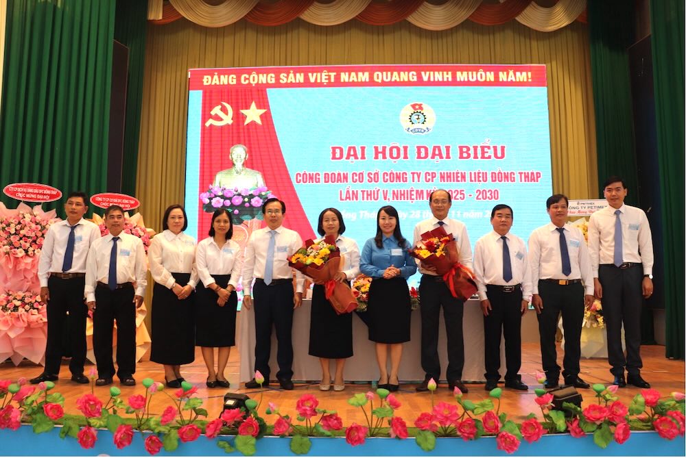 Pho Chu tich LDLD tinh Dong Thap va Bi thu Dang uy, Giam doc Cong ty tang hoa chuc mung Ban Chap hanh CDCS khoa V. Anh: Luu Hung. 