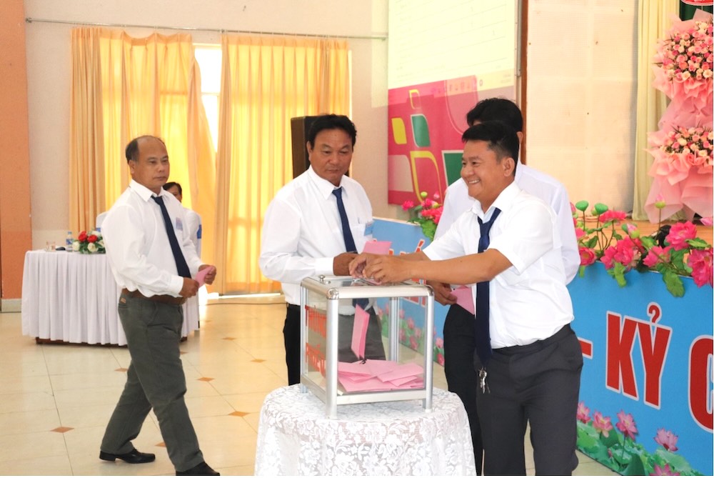 Dai bieu bo phieu bau Ban Chap hanh khoa moi. Anh: Luu Hung. 