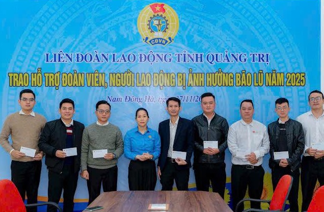 Miembros del sindicato y trabajadores reciben apoyo del Sindicato del barrio de Nam Dong Ha. Foto: Sindicato de Quang Tri