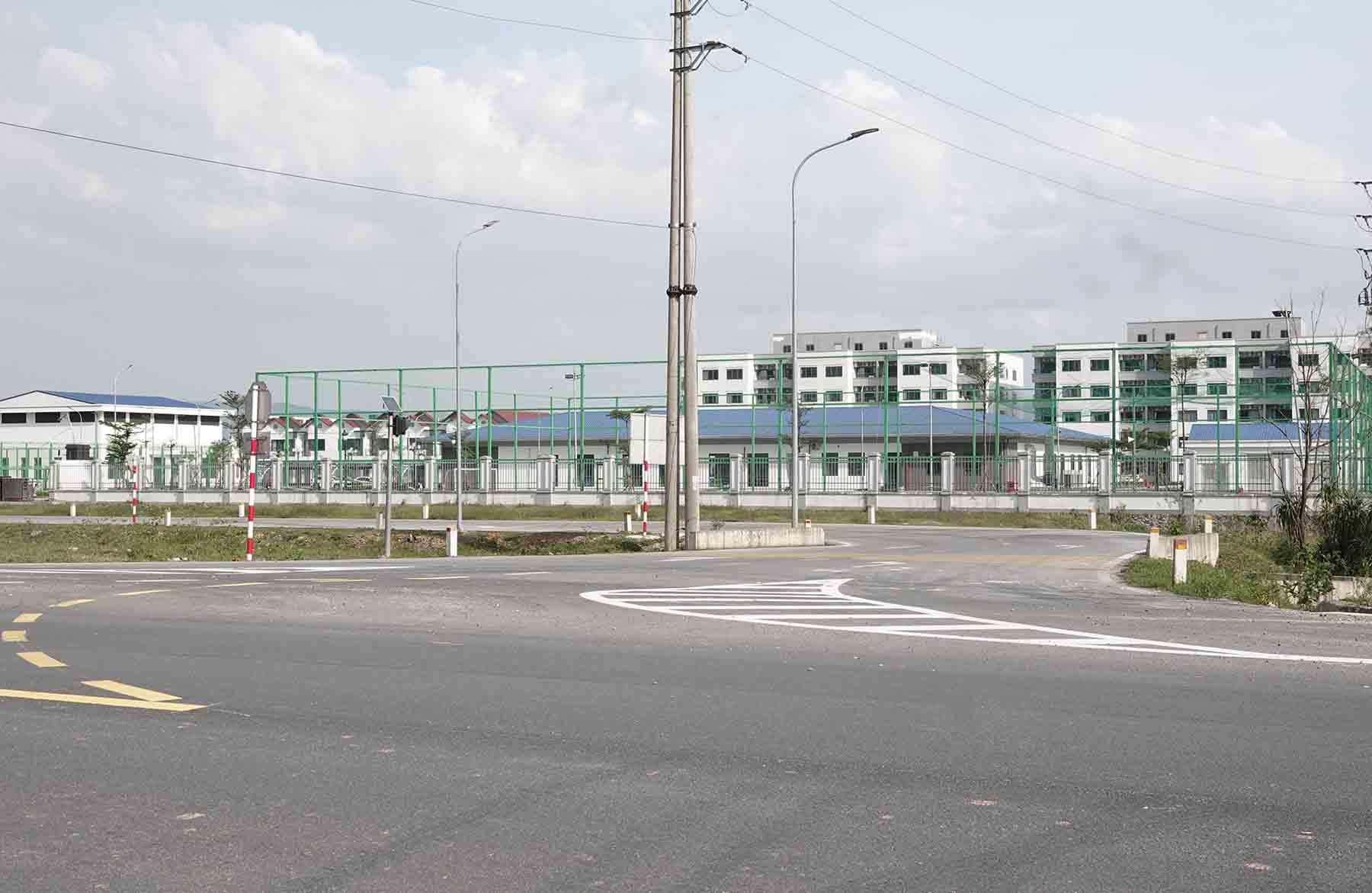 Nha o cho can bo, cong nhan vien cua Cong ty TNHH Nhiet dien Vung Ang 2 con co ca nhung day biet thu lien ke. Anh: Tran Tuan.