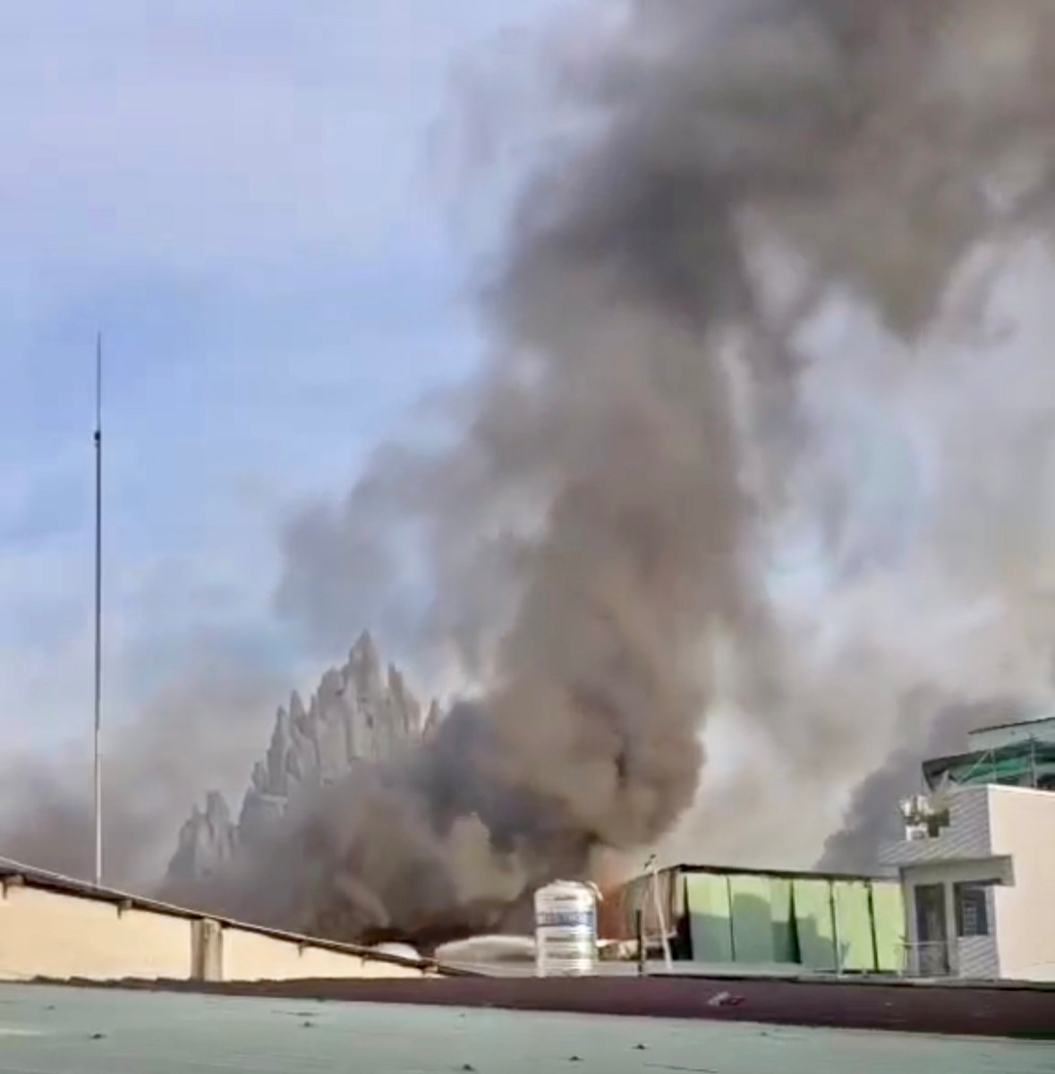 Luc luong chua chay dang no luc dap lua. Anh: Dong Hoang