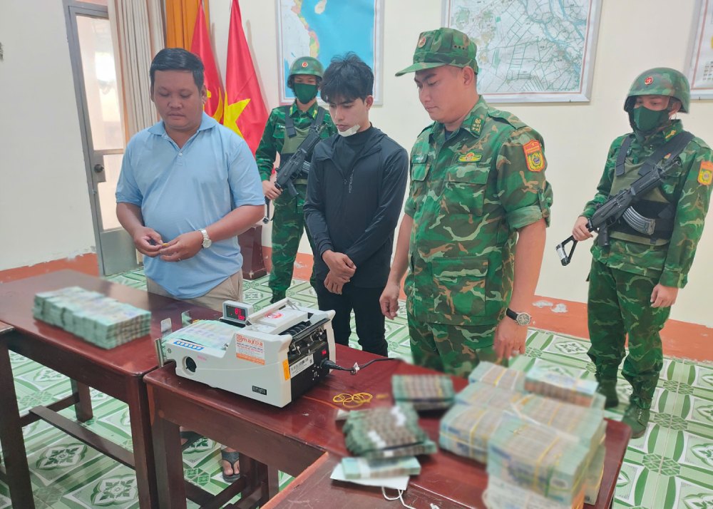 Lực lượng chức năng đã bắt quả tang Châu vận chuyển trái phép tiền qua biên giới. Ảnh: Biên phòng cung cấp