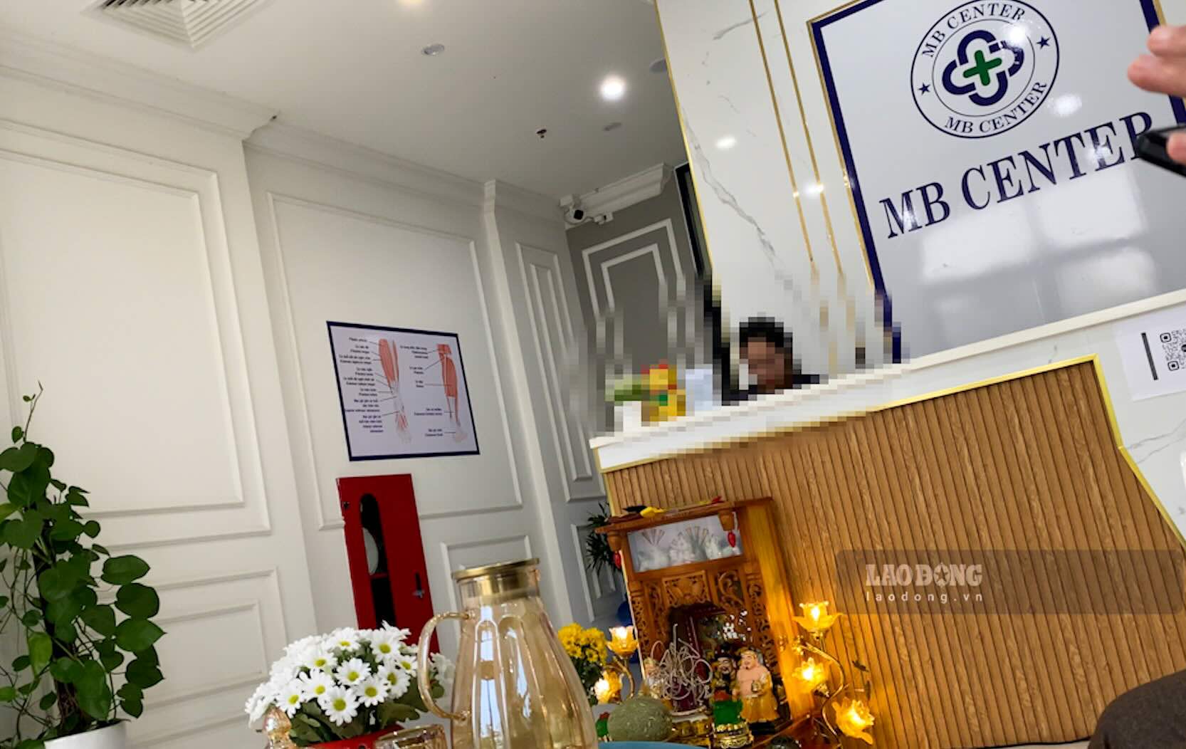 Phòng khám gắn biển hiệu "MB CENTER" quảng cáo chữa các bệnh xương khớp, thần kinh, viêm xoang bằng công nghệ cao. Ảnh: PV