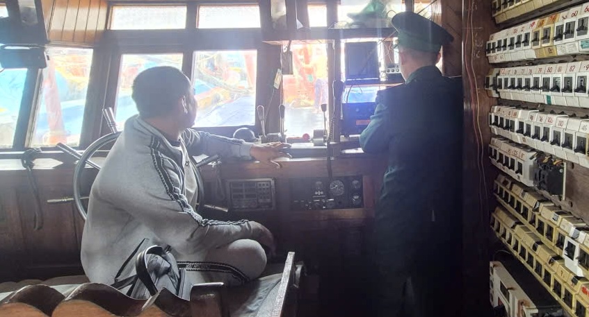 The authorities inspect and handle fishing vessels that lose journey monitoring signals. Photo: Ly Hoa Border Guard Station
