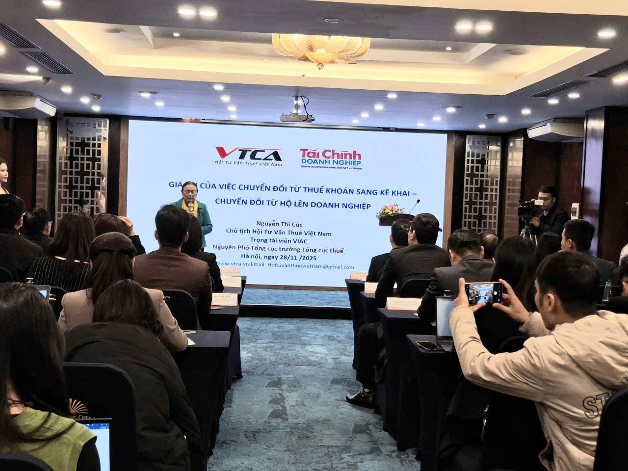 座談会「株式税から申告税への転換、企業志向」写真:Luc Giang