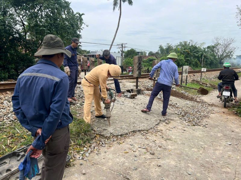 Da Nang closed 2 "death" level crossings, blocking the risk of railway accidents. Photo: CACC