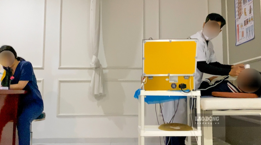 Phóng viên được DR Hoàng Nhật kiểm tra sức khỏe với cái gọi là “chuyên sâu” nhưng vô cùng đơn giản, khó hiểu. Ảnh: PV