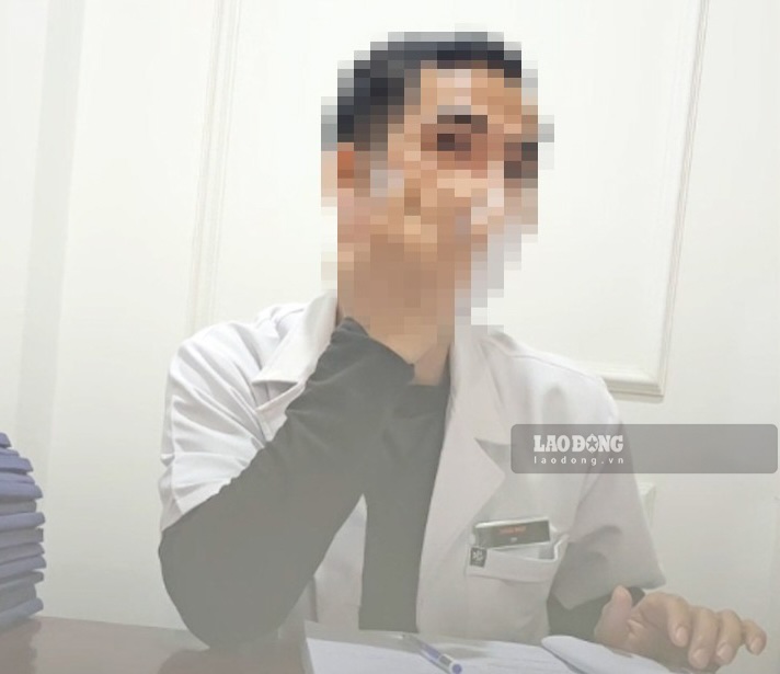 DR Hoàng Nhật bắt đầu bắt bệnh cho phóng viên với những chẩn đoán mơ hồ. Ảnh: PV