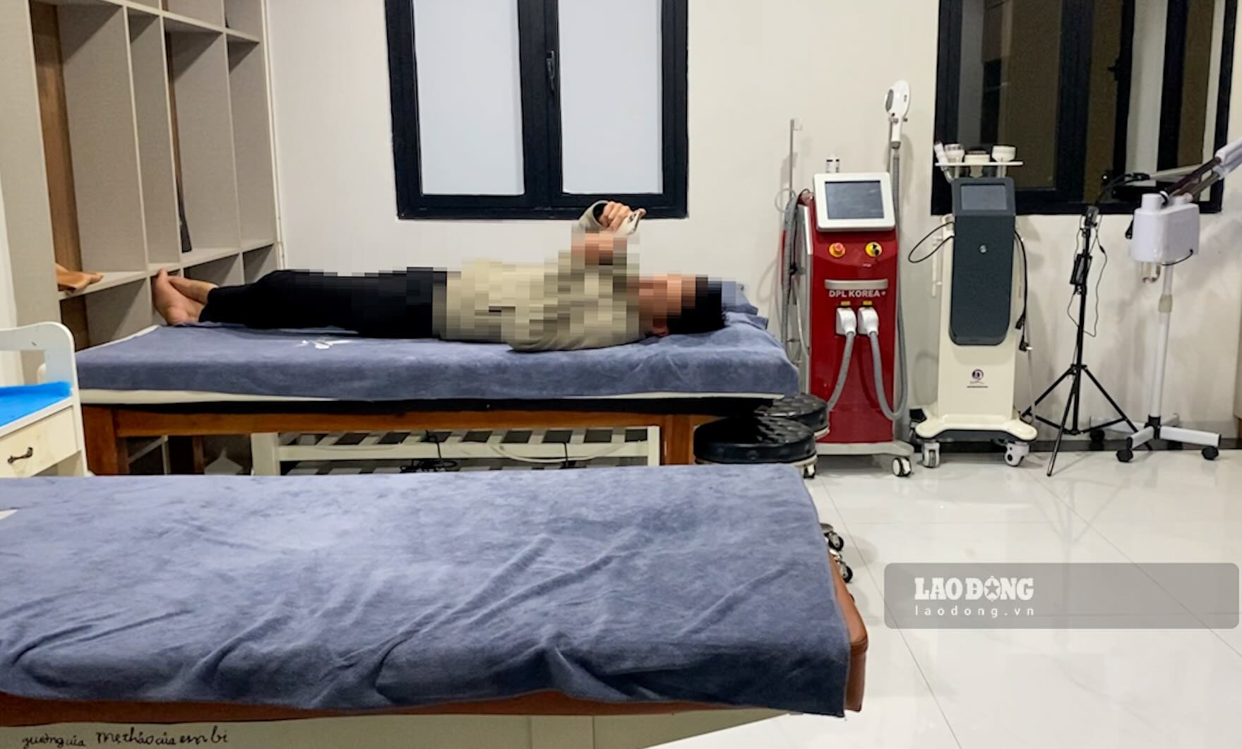 Bên trong các phòng khám, các bệnh nhân vẫn đang nằm đợi điều trị. Ảnh: PV